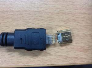 Conector desprendido de un cable HDMI